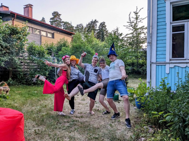 Mökkiolympialaiset ja pihapelit – Parhaat lajit & vinkit järjestämiseen 🌞