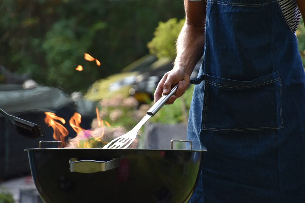 Pallogrillillä grillailua